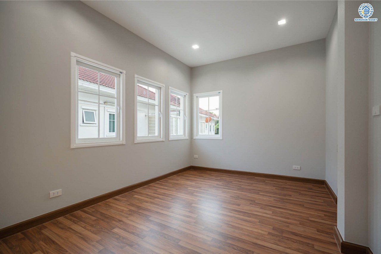 บ้านมือสองตกแต่งใหม่ โครงการ เพอร์เฟคมาสเตอร์พีซ รัตนาธิเบศร์ หลังใหญ่กว่า 91.4 ตร.ว. ฟังก์ชัน 3 ห้องนอน 5 ห้องน้ำ 1 ห้องแม่บ้าน จอดรถได้ 2 คัน พร้อมบรรยากาศโครงการสุด Luxury บนทำเลเชื่อมต่อทุกการเดินทาง ใกล้รถไฟฟ้าสายสีม่วง "สถานีไทรม้า" และจุดขึ้นทางด่วน "งามวงศ์วาน"